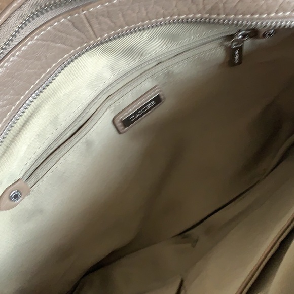 Danier leather handbag taupe - Picture 5 of 8